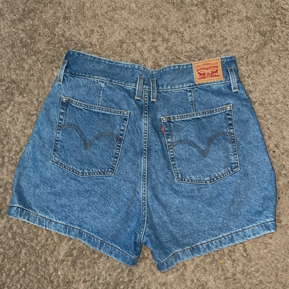 Levi 100% cotton light wash high waist mom jean shorts NWOT